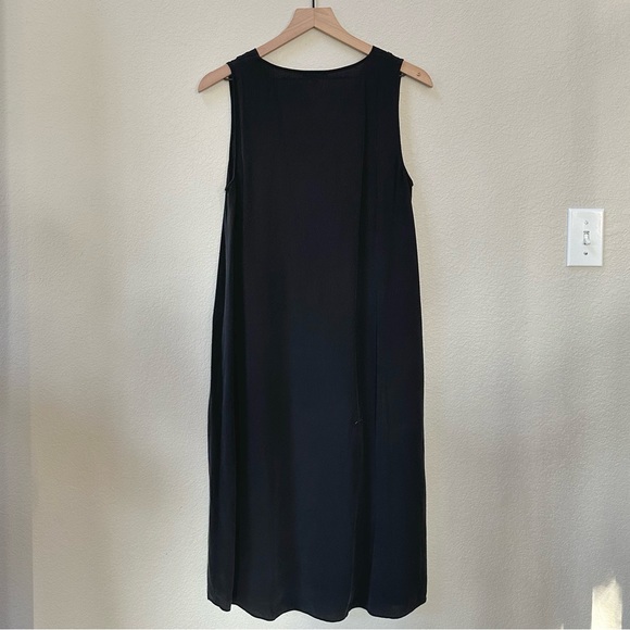 EILEEN FISHER S Silk Georgette Crepe Shift Pleated V-Neck Pocket Dress in Black - Picture 5 of 12
